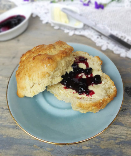 Scone accompagné de confiture et de beurre