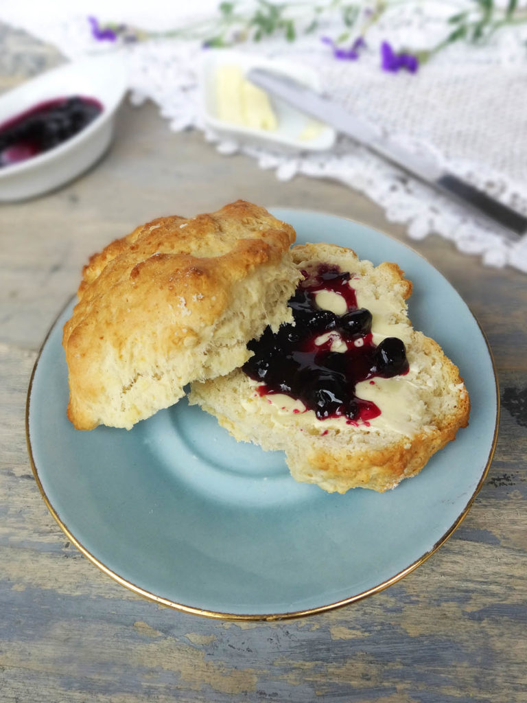 Scone accompagné de confiture et de beurre