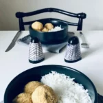 Table de repas avec falafels, riz