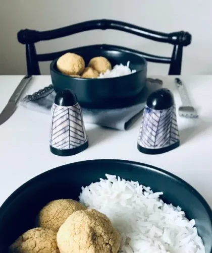 Table de repas avec falafels, riz