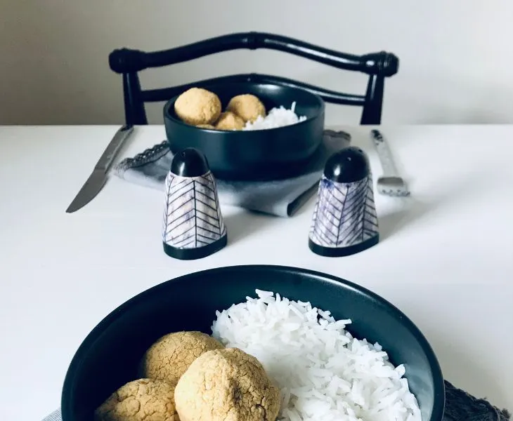 Table de repas avec falafels, riz